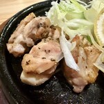 黒豚しゃぶしゃぶと溶岩焼きが 自慢の居酒屋 くろ屋 - 鶏もも