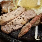 黒豚しゃぶしゃぶと溶岩焼きが 自慢の居酒屋 くろ屋 - 黒豚ロース