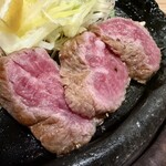 黒豚しゃぶしゃぶと溶岩焼きが 自慢の居酒屋 くろ屋 - 黒毛和牛