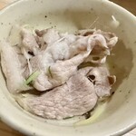 黒豚しゃぶしゃぶと溶岩焼きが 自慢の居酒屋 くろ屋 - 黒豚肩ロース