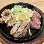 黒豚しゃぶしゃぶと溶岩焼きが 自慢の居酒屋 くろ屋 - 溶岩焼き盛り合わせハーフ(黒毛和牛、黒豚ロース、鶏もも)
