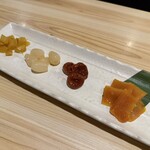 黒豚しゃぶしゃぶと溶岩焼きが 自慢の居酒屋 くろ屋 - 漬物盛り合わせ(かりんこ、らっきょ、梅干し、桜島大根)