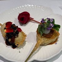 フレンチ串揚げBEIGNET - 中央: お口直し　フラワーヴィネガーのピクルス
                    右: 本日のお肉のスペシャリテ　（子羊）の串揚げ
                    左: 【BEIGNET スペシャリテ】ロッシーニの串揚げ　