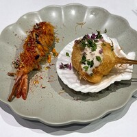 フレンチ串揚げBEIGNET - 左: 天使の海老の串揚げ　花咲く衣をまとわせ、オマール海老のソースと共に
                    右: ホタテムースの串揚げ　花穂紫蘇が香る白ワインソース