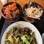 焼肉SHION - 壺に入ったキムチとモヤシナムル、サラダ