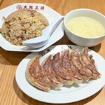 大阪王将 - 料理写真:五目炒飯 730円 , 元祖焼餃子(よく焼き) 310円