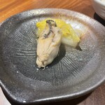 炭火串焼 鶏魚 - 広島県産の牡蠣と白菜を最初に