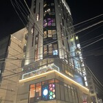 炭火串焼 鶏魚 - こちらのビルの8階です