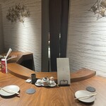 炭火串焼 鶏魚 - 個室に案内していただきました✨満席で席がいっぱいでした　なんだかラッキーです