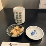 炭火活烹三是 - お通しの竹の子の煮物と冷水