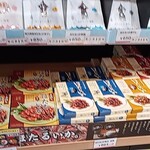 有磯海サービスエリア（上り線） スーベニアショップ - 常温保存品なので、ほかのほたるいか食品と一緒に並んでます