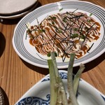 居酒家 でいりぐち - お好み焼きみたいですが、ウニソースがたっぷりかかった白身魚のカルパッチョ