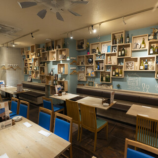 細部にこだわったオシャレで広々とした店内♪奥には仕掛けあり！