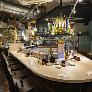 西海岸のビーチをイメージした店内カウンター