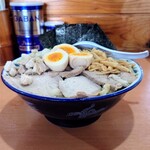 ケンチャンラーメン - 横アングル、サービスがいっぱいm(_ _)m