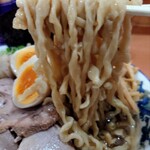 ケンチャンラーメン - 太縮れ麺。