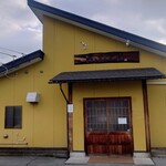 ケンチャンラーメン - 外観、正面から。開店前でベンチもまだ出てません（笑）