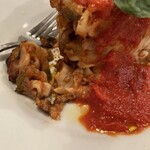 OSTERIA il FUOCO - 崩した感じ。パスタの形状が円錐？山の形をしています。ヴェスビオス山をイメージしたパスタだそうです。