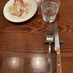 OSTERIA il FUOCO - 炭酸水と芋のサラダ