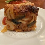 OSTERIA il FUOCO - パスタと肉とナスをトマトベースであえてケーキみたいにまとめてカットするそうです