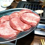 ホルモン焼肉酒場 ふたば - 上たん。食感も良く美味しいですね