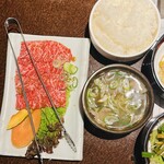 やきにく百済 - 焼肉ランチの上ロースとスープ、白米