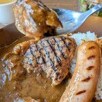 Ken’s Grill Shibaura - ボリューミーなハンバーグとジャンボソーセージ。