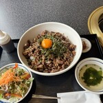 和牛レストランふるの - ふるの丼　たまごのせ、ご飯大盛り、肉増し　サラダ付きわかめスープ付き、キムチ（小）付き