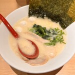 家系豚骨らぁめん 鶴金豚 - 料理写真: