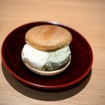 匠 進吾 - 蓬と塩のアイス最中。
      この最中の軽さ、何ですか？(^^)