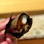 匠 進吾 - もうちょっとだけシャリの存在感があっても好みですが、ズワイのむき身を使った、秘密の手巻き。
      おいし、楽し♪
