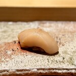 匠 進吾 - 天然の帆立。
      甘みというより、旨みがしっかり立っていて、味わいが豊か。サイズも素晴らしい！