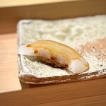 匠 進吾 - この日の墨烏賊、めっちゃ隅に置かれていますが、味は最高！
      らしい歯応え、食感、甘み。よくよく味わいたくなる絶品の一貫です♪