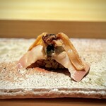 匠 進吾 - 肝の味が、蛤の旨味をブーストさせてくれる、素晴らしい一貫！
