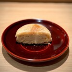 匠 進吾 - サツマイモのアイスでもいただいちゃいました♪
      お鮨屋さんのデザートで季節感を出すなんて、これまたお見事。