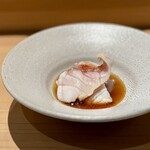 匠 進吾 - クエ鍋をいただいているような気分になる、めぬけの湯引き。
      ぽん酢との相性は、言うに及ばずです。