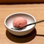 匠 進吾 - さらに！
      苺のシャーベットも、種の粒々が残っていて最高に美味しいんです。