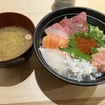 東三国 海鮮食堂 おーうえすと - 海鮮荒波丼　※味噌汁がついてきます