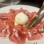 ハングリータイガー - 生ハムとブラッターチーズ