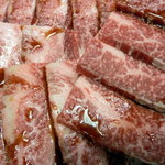 今久 - 見事なサシの美しいカルビ