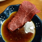 今久 - にんにく醤油でモモ刺しを