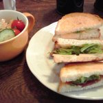 熊谷珈琲 - サンドイッチにはサラダがついてきます。