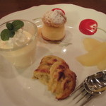 PASTA&BAR Natsu - 前菜、ミニパスタ２種、ドルチェで１５００円。ドリンク注文は必須。２０００円くらいでこれは神でしょ。