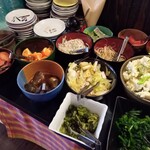 めしのやまいち - 漬物・惣菜・サラダなど食べ放題(無料)