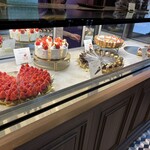 PATISSERIE TOOTH TOOTH - タルトの並ぶショーケース