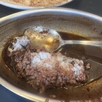 東京ボンベイ - ご飯が多いので最後はルーのさらに打ち込みました