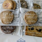 ツマガリ - ケーキ、焼き菓子を買うとクッキーが1枚ずつ付きます!