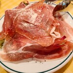 ピッツェリア カント デッラ テッラ - 生ハムのサラダ ほとんどみんなこれ頼んでた 見た目通り満足度高いサラダ