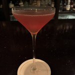 バー ノーブル - 娘チャンへの一杯、アルコール弱めでお花の香りとこの赤さが可愛いらしい♡