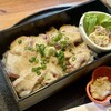 黒潮 - マグロの刺身にごまだれがたっぷり！
マグロの赤色がわからないくらい！
上には刻みネギが散らしてあり、わさびも添えられています。